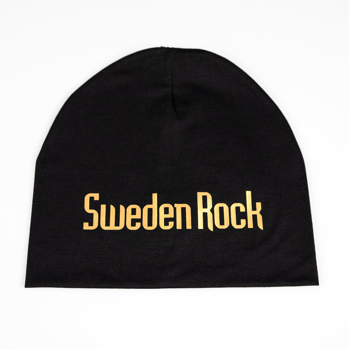 Beanie Gold är en svart polyestermössa med "Sweden Rock" tryckt i feta gula bokstäver på framsidan, visad liggande platt på en vit yta.