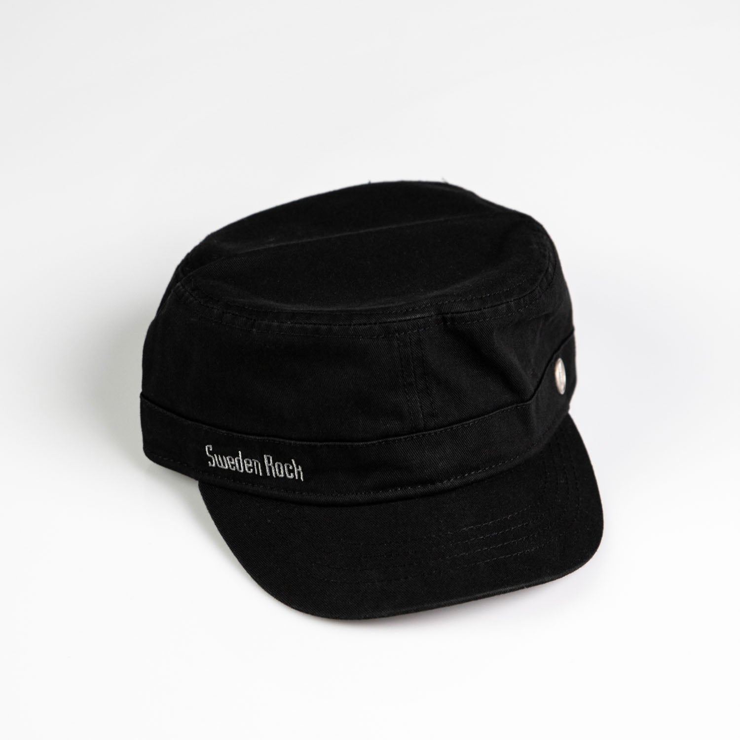 Army-kepsen är en svart keps i militär stil med platt topp och kort skärm, med "Sweden Rock" broderat i vitt på sidan. Kepsen är tillverkad i bomull för bästa komfort och visas på en vit bakgrund.