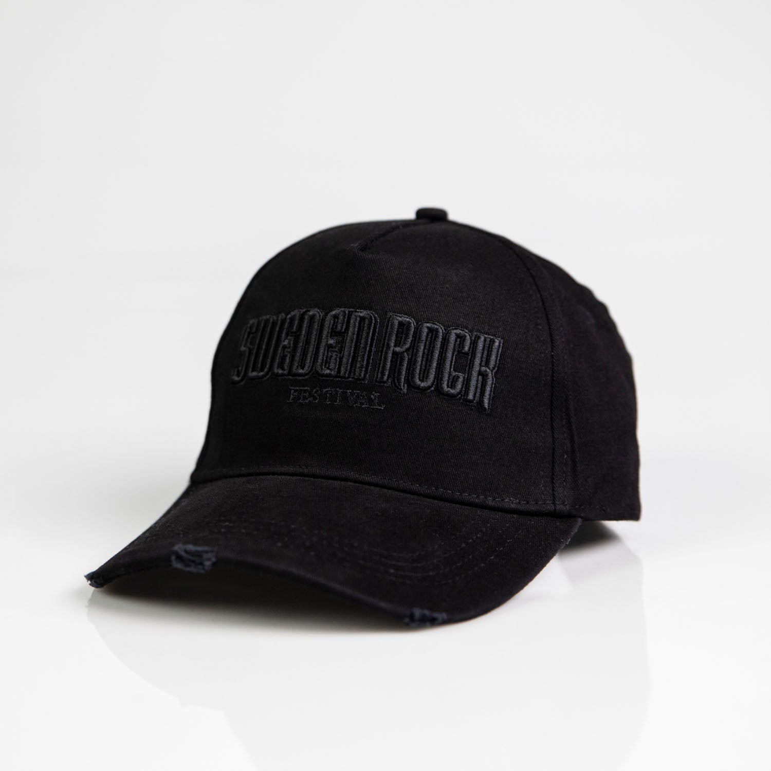 Keps Premium Cap Black har "SWEDEN ROCK FESTIVAL" broderat i svart på framsidan, har en böjd skärm och visas på en vit yta med en subtil skugga under.
