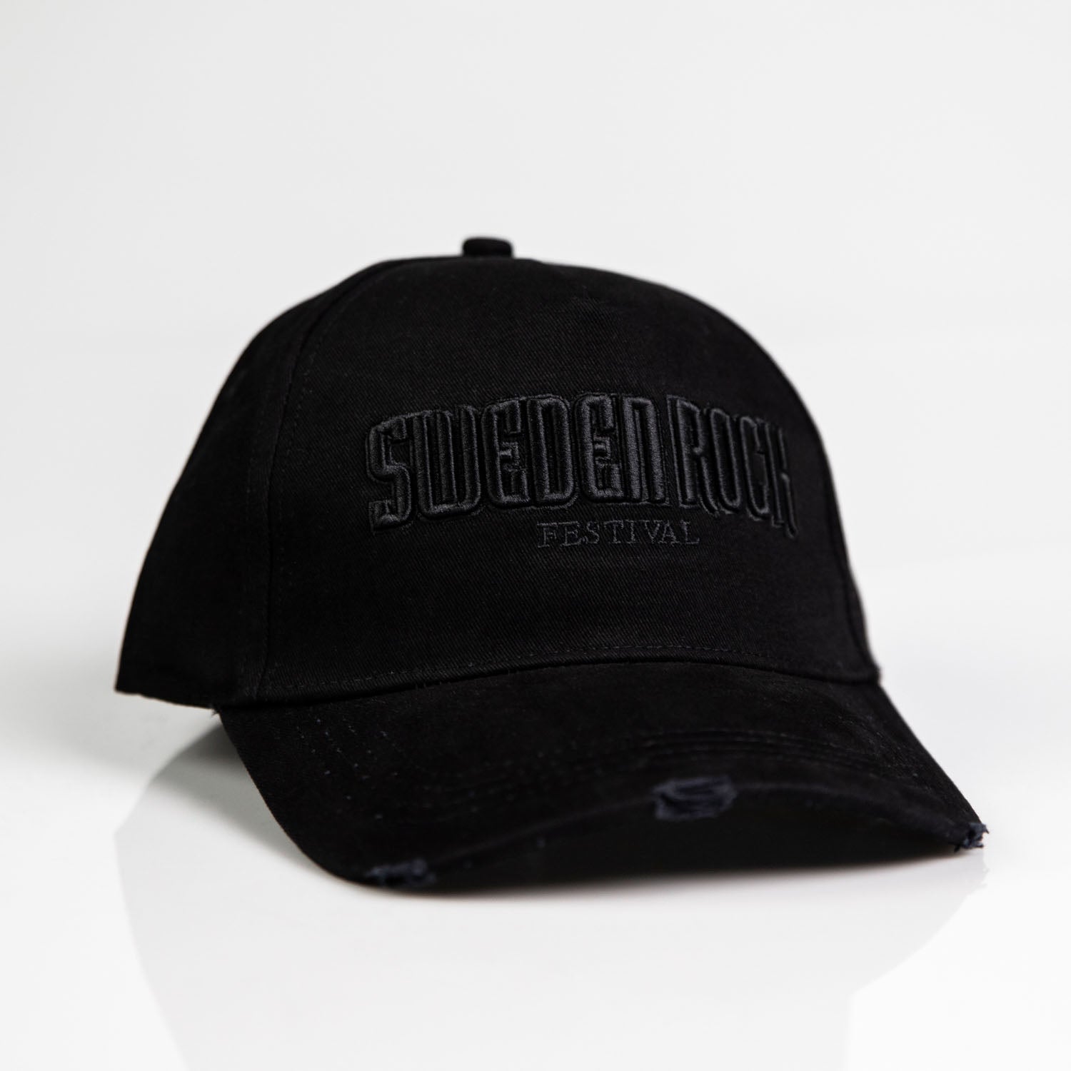 Keps Premium Cap Black med böjd skärm och justerbart spänne, diskret svart Sweden Rock Festival-brodyr framtill, fotograferad mot vit bakgrund.