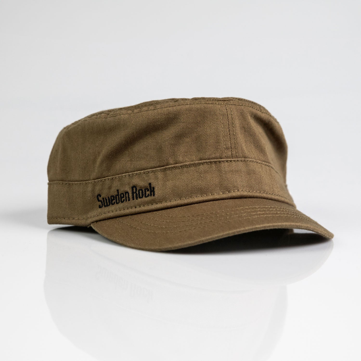 En brun "Army" bomullskeps i militär stil med Sweden Rock broderat i svart på vänster sida, visad på en vit reflekterande yta.