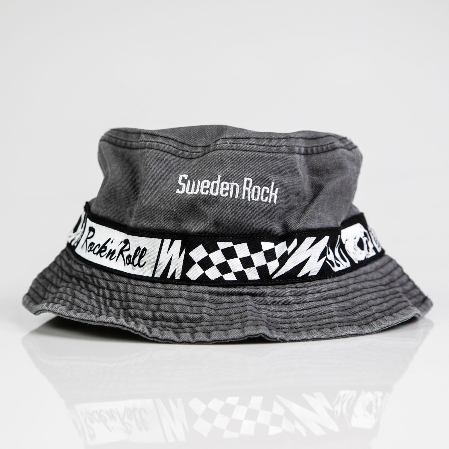 Solhatt Stonewashed är en bucket hat i grå, stentvättad bomull med "Sweden Rock" broderat på framsidan och ett svart band med vit rock-and-roll-grafik och text, mot en vit bakgrund.