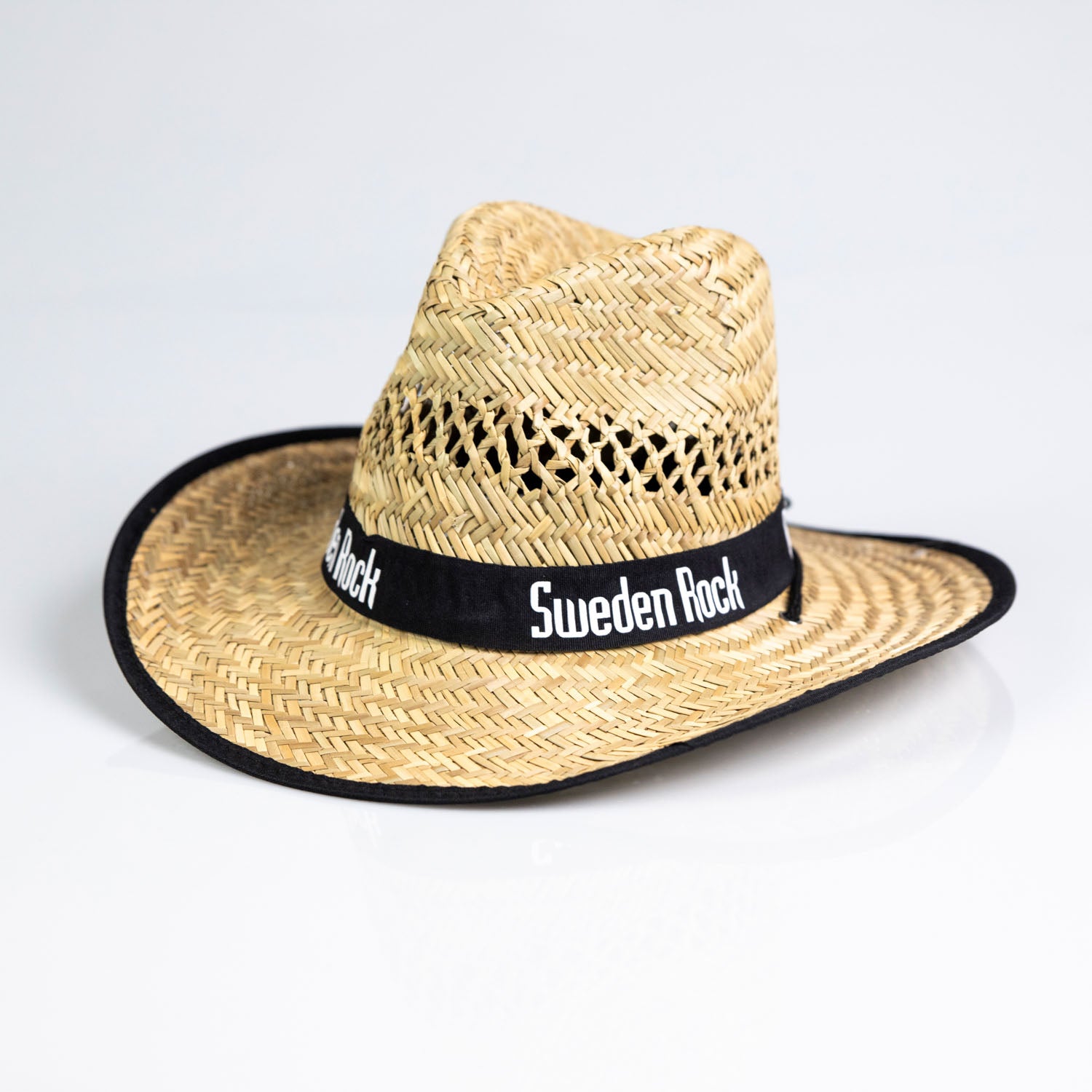 Cowboyhatt med svart band och vit Sweden Rock-text, avbildad mot vit bakgrund. Hatten finns i en storlek.