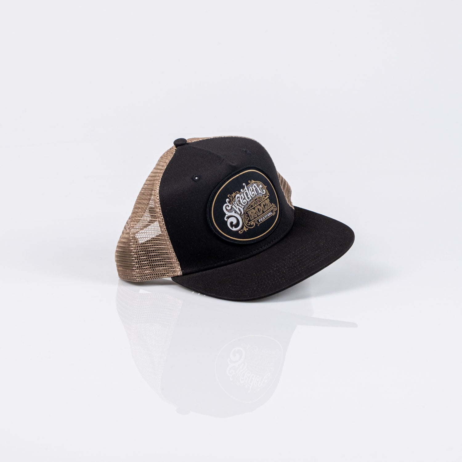 En beige meshkeps med rak skärm, bakstycken i mesh och en patch framtill där det står Scheels Outfitters Est. 1902 på vit bakgrund. Produktnamn: Keps Beige Mesh.