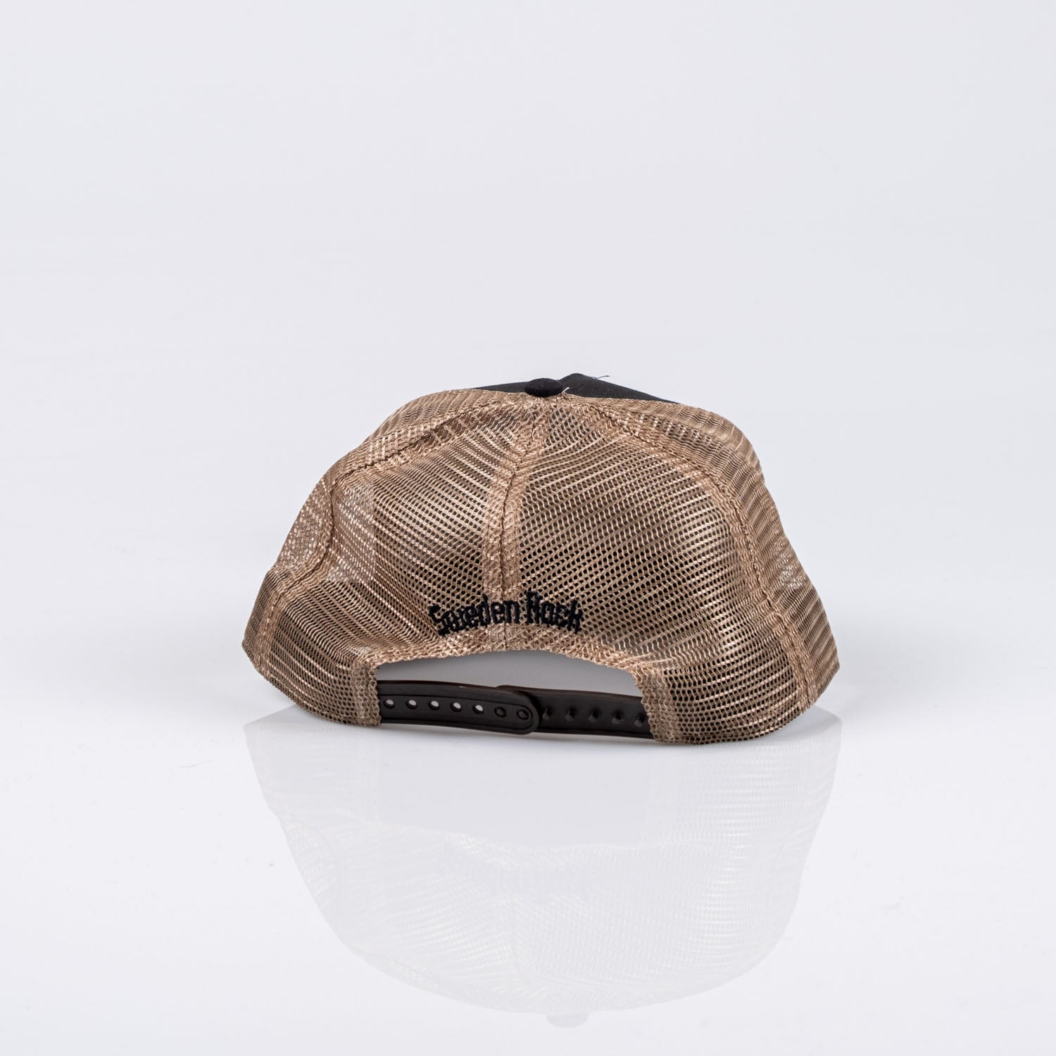 Keps Beige Mesh visas bakifrån och har svart mesh med beige detaljer, ett justerbart snapbackband och "Sundown Ranch" broderat i svart. Hatten vilar på en vit yta.