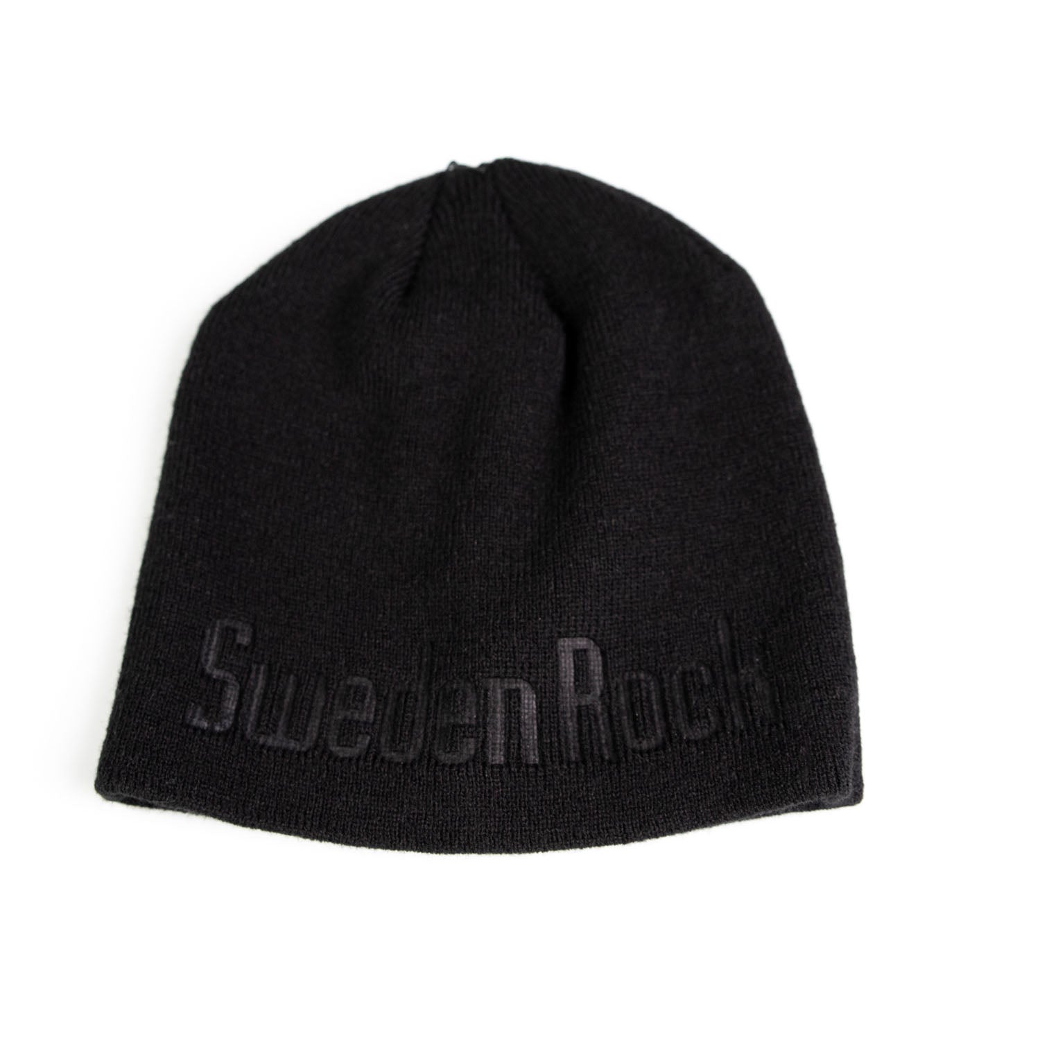 Beanie Black on Black är en stickad mössa i akryl med "Sweden Rock" broderat i svart på framsidan mot en vit bakgrund.