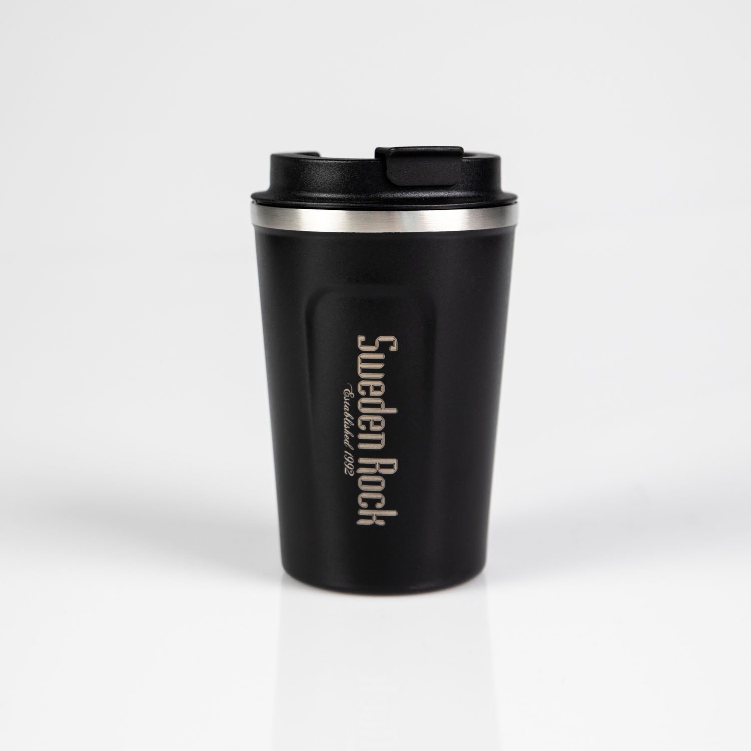 En svart 380 ml Termosmugg resemugg med lock, med "Sweden Rock" i vertikalt metalltryck på sidan, tillverkad av vakuumisolerat rostfritt stål och fotograferad mot en vit bakgrund.