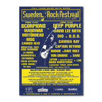 Affischen 1999, 50x70cm, har en blå och gul Sweden Rock-festivaldesign med en central gitarrgrafik och listar band som Scorpions, Deep Purple, Motörhead och Manowar tillsammans med eventdetaljer.