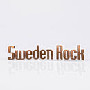 Bakrutedekal Sweden Rock Bronze har en djärv, stiliserad "Sweden Rock"-text på en metallisk skylt med en reflekterande effekt - perfekt som en 40 cm transparent dekal för alla fans.
