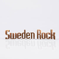 Bakrutedekal Sweden Rock Bronze har en djärv, stiliserad "Sweden Rock"-text på en metallisk skylt med en reflekterande effekt - perfekt som en 40 cm transparent dekal för alla fans.
