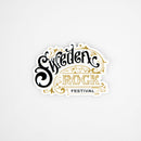 Klistermärke Festival Cursive har utsmyckad svart och guld "Sweden Rock Festival" text med dekorativa utsmyckningar på en vit bakgrund.