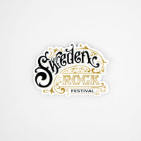 Klistermärke Festival Cursive har utsmyckad svart och guld "Sweden Rock Festival" text med dekorativa utsmyckningar på en vit bakgrund.