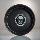 Skålen är en rund svart platta med en vit dödskalle i mitten, stjärnor och texten FILL YOUR HEAD WITH ROCK. Dess design är inspirerad av Sweden Rock och innehåller "Established 1992" på en slät, svagt upplyst bakgrund.