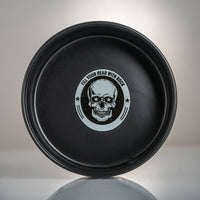 Skålen är en rund svart platta med en vit dödskalle i mitten, stjärnor och texten FILL YOUR HEAD WITH ROCK. Dess design är inspirerad av Sweden Rock och innehåller "Established 1992" på en slät, svagt upplyst bakgrund.