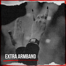 Ett svartvitt foto fångar två uppsträckta händer, den ena med tatuerade fingrar, mörkt nagellack, ett armband och en rockgest som anspelar på Sweden Rock Norra Camping. Texten "Extra armband - Camping" visas längst ner i bilden.