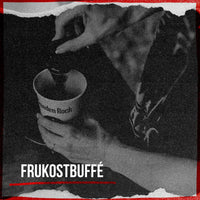 Någon häller en mörk vätska i en Sweden Rock-mugg, med ordet Frukostbuffé framhävt mot en kornig svartvit bakgrund - vilket fångar den mysiga frukostbufféstämningen en campingmorgon på Norra Camping.