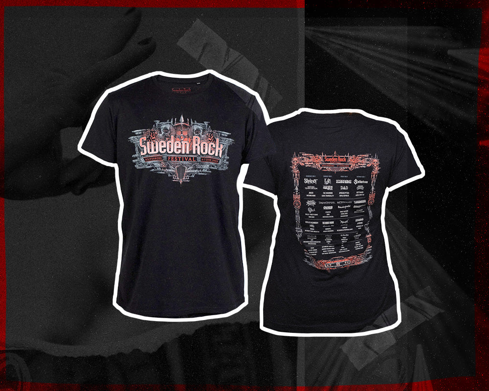 Fram- och baksida av en svart Sweden Rock Festival t-shirt. Framsidan har festivalens logotyp och design, medan baksidan visar bandnamn och festivaldetaljer i vit och röd text.