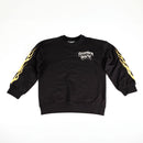 Sweater Scorpion är en svart crewneck tillverkad av ekologisk bomull, med gula flammor på båda ärmarna och vit "custom patch"-text på övre vänstra bröstet, när den ligger platt mot en vit bakgrund.