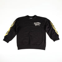 Sweater Scorpion är en svart crewneck tillverkad av ekologisk bomull, med gula flammor på båda ärmarna och vit "custom patch"-text på övre vänstra bröstet, när den ligger platt mot en vit bakgrund.