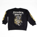 Sweater Scorpion är en svart sweatshirt tillverkad av ekologisk bomull med "Sweden Rock" i gotiska bokstäver på ryggen, som visar en stor ros, taggar och flammor. Gula flammor flammar längs båda ärmarna.