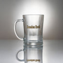 Ölsejdel 2-pack innehåller muggar i klarglas med handtag och "Sweden Rock" tryckt i guld och svart på sidan, som visas på en reflekterande yta med en neutral gradientbakgrund.