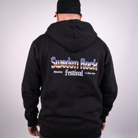 En person syns bakifrån iklädd en svart Paradise 2026 Zip Hoodie och svart keps. På huvtröjan står det "Sweden Rock Festival Sölvesborg 5-8 juni 2024" i färgglad text på ryggen. Bakgrunden är ljusgrå.